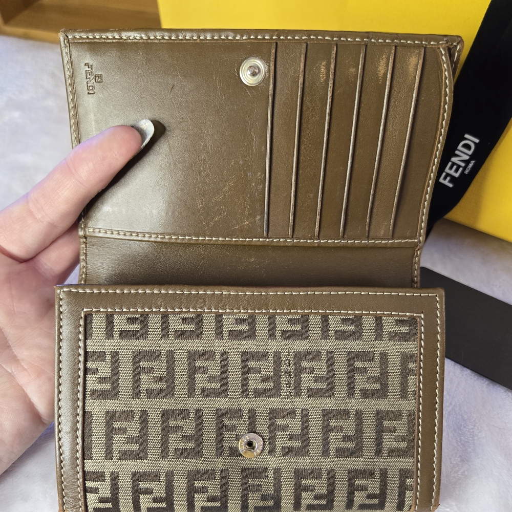 All Inclusive Fendi Brown Wallet with Iconic Monogram Pattern - Picture 4 of 14